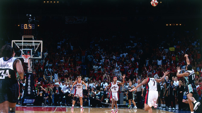 Teresa Weatherspoon en el momento de anotar el "The Shot" Teresa Weatherspoon en el momento de anotar el "The Shot"