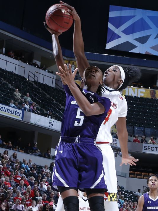 Jordan Hankins con el número 5 vistiendo la camiseta de la universidad de Northwestern Jordan Hankins con el número 5 vistiendo la camiseta de la universidad de Northwestern