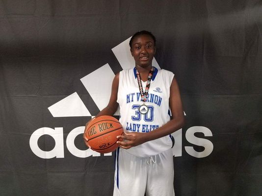 Shamoya McKenzie, vistiendo el uniforme de Mt Vernon