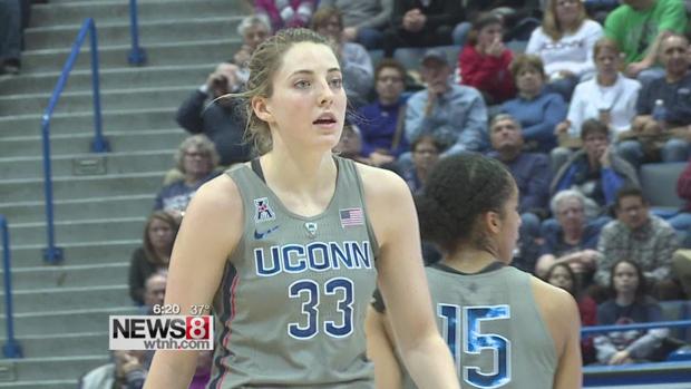 Katie Lou Samuelson anota 10 de 10 en triples en un partido de la NCAA