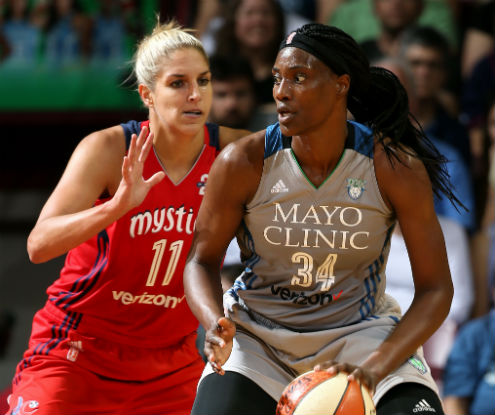 WNBA Playoffs: Sylvia Fowles atacando a Elena Delle Donne.