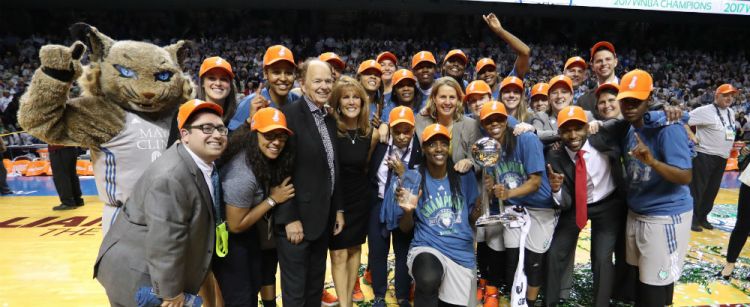 WNBA Finals: Minnesota Lynx campeonas de la WNBA al derrotar a Los Ángeles Sparks.