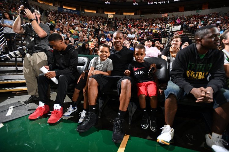 Isaiah Thomas viendo un partido de la WNBA con sus hijos