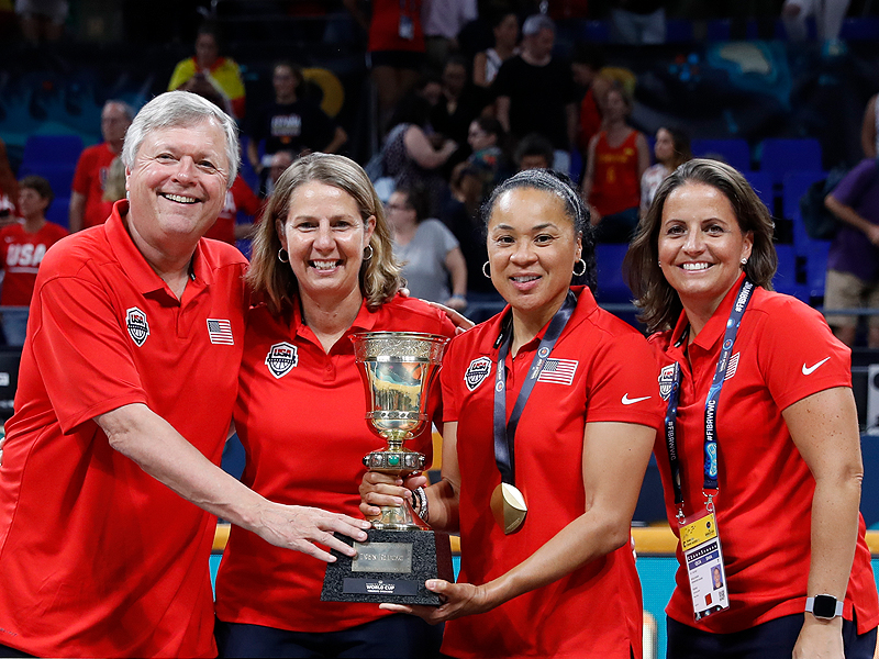 Dawn Staley junto al resto del cuerpo técnico de Estados Unidos