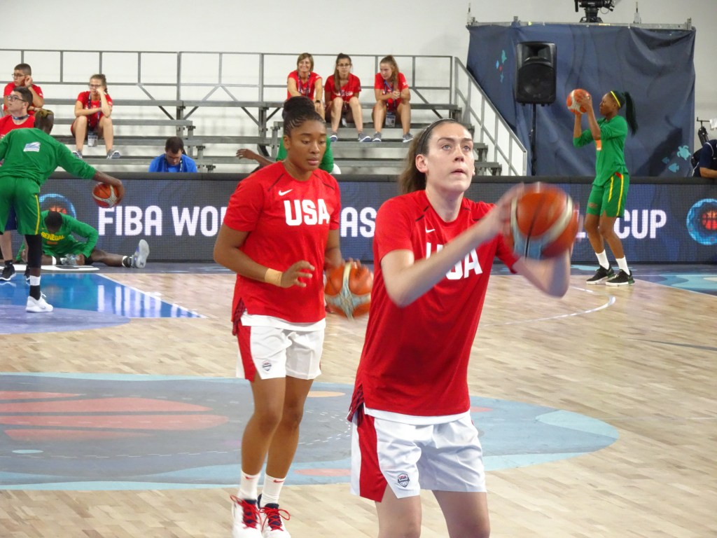 Breanna Stewart calentando antes de un partido de la Copa del Mundo
