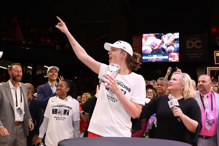 Emma Meesseman celebrando el anillo y el MVP de las WNBA Finals