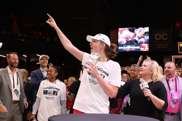 Emma Meesseman celebrando el anillo y el MVP de las WNBA Finals