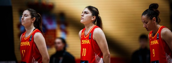 Leonor Rodríguez, Marta Xargay y Laia Palau escuchando el himno de España