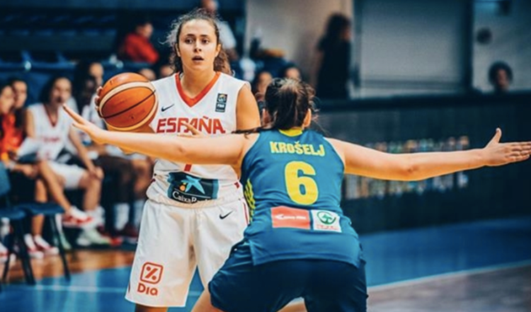 Paloma González vistiendo la camiseta de la selección española