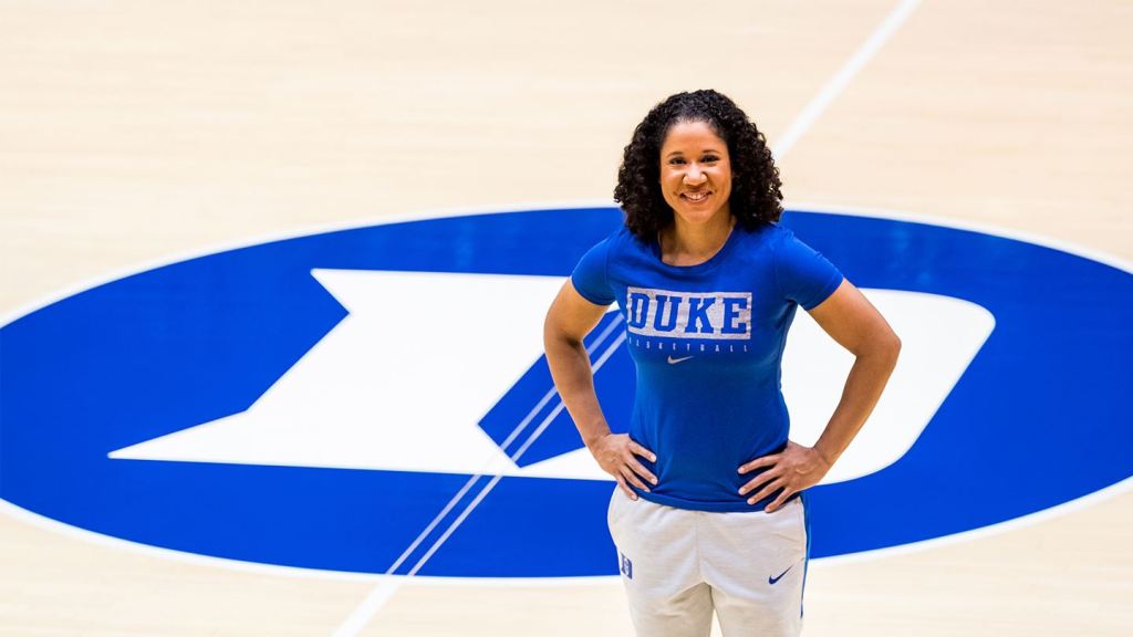 Kara Lawson, entrenadora de las Blue Devils de la Universidad de Duke