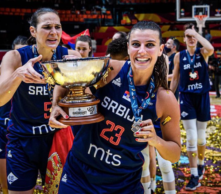Ana Dabovic y Sonja Vasic celebrando el oro de Serbia en el Eurobasket de España y Francia