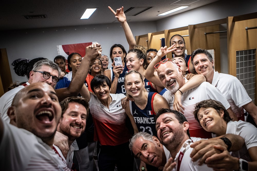 Valérie Garnier y el resto de la selección francesa celebrando el bronce de Tokio 2020