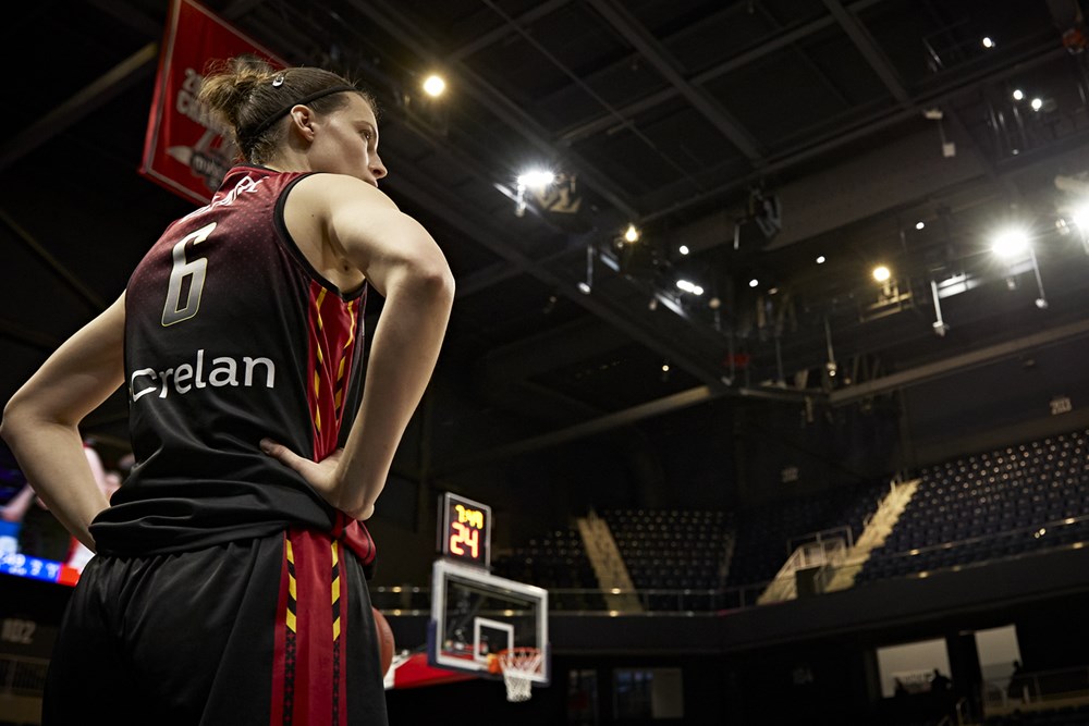 Antonia Delaere disputando con Bélgica el clasificatorio para la Copa del Mundo de Australia 2022