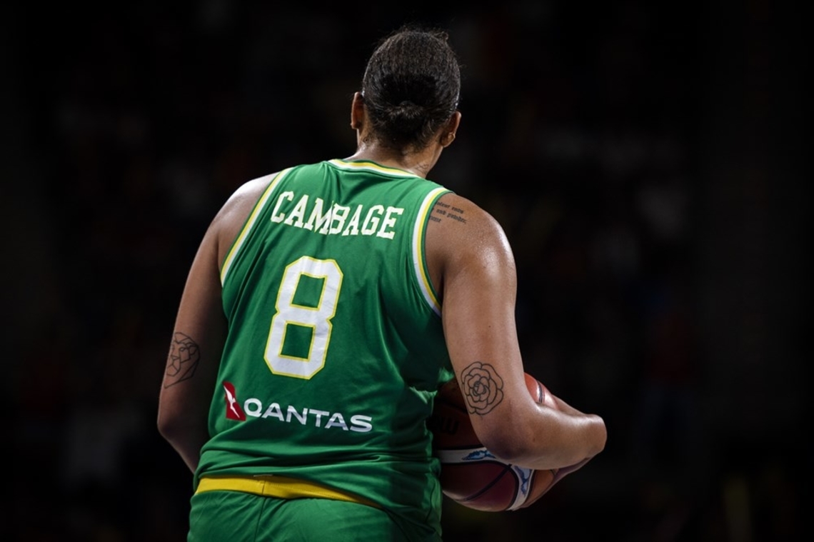 Liz Cambage defendiendo los colores de Australia