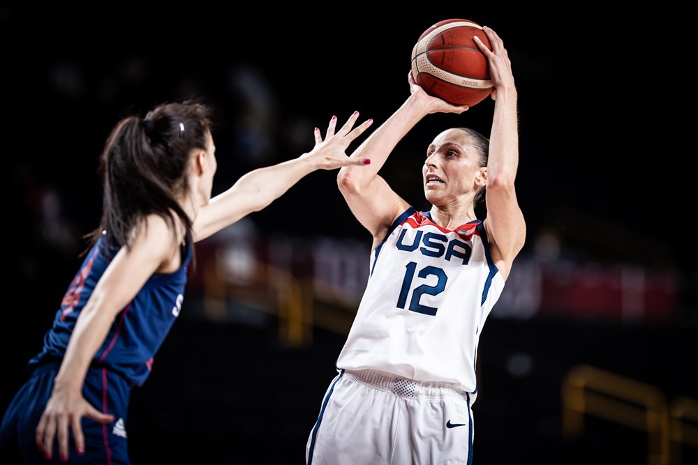 Diana Taurasi ejecutando un lanzamiento en los Juegos Olímpicos de Tokio 2020