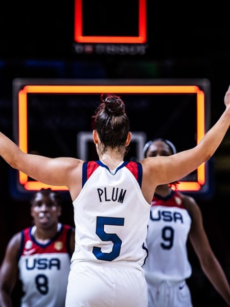 Kelsey Plum disfrutando en el coche con un piloto de&nbsp;F1