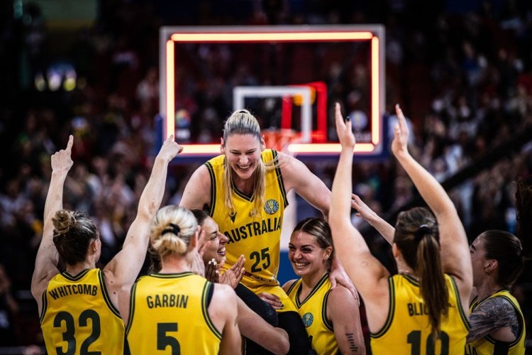 Lauren Jackson levantada por sus compañeras de selección
