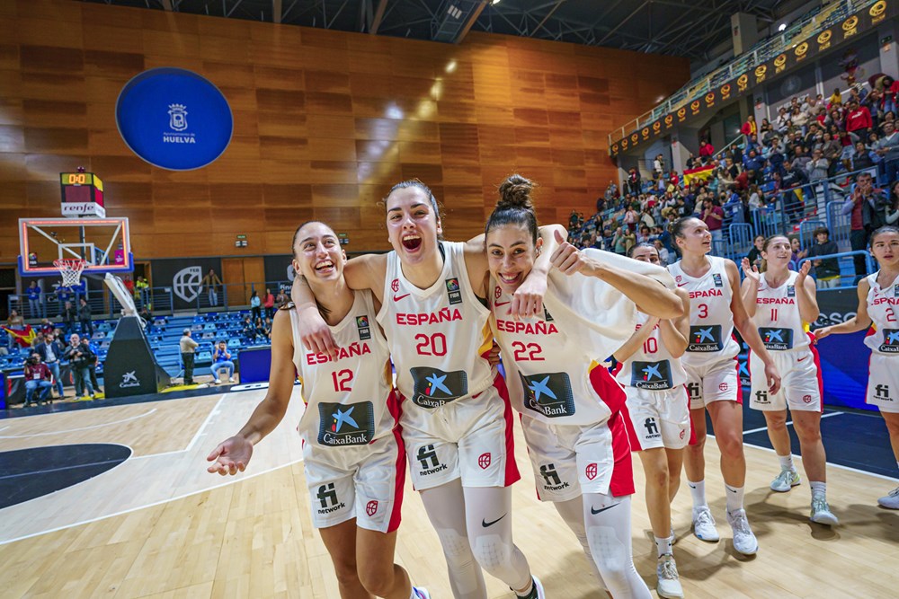 España celebrando la victoria frente a Islandia