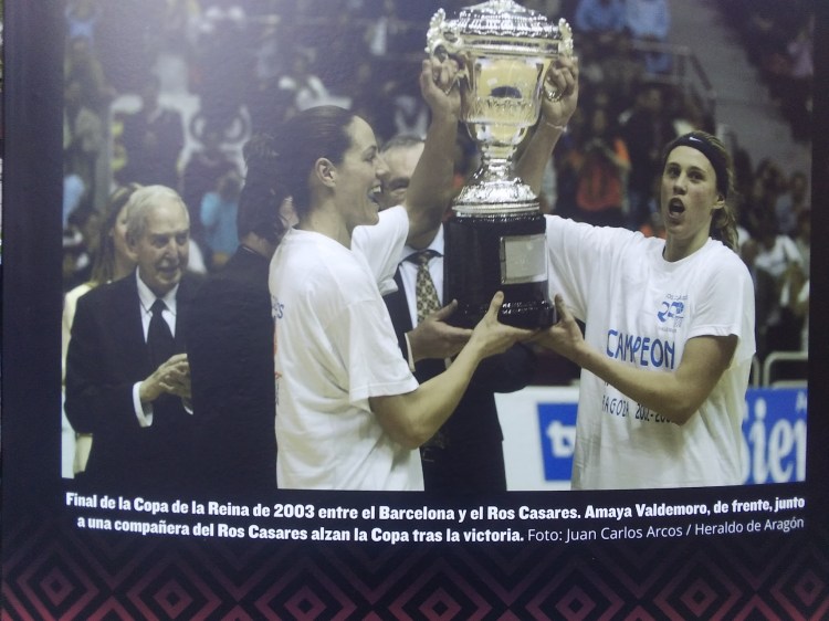 Exposición baloncesto femenino en Zaragoza. La "compañera" de Amaya Valdemoro es Ingrid Pons