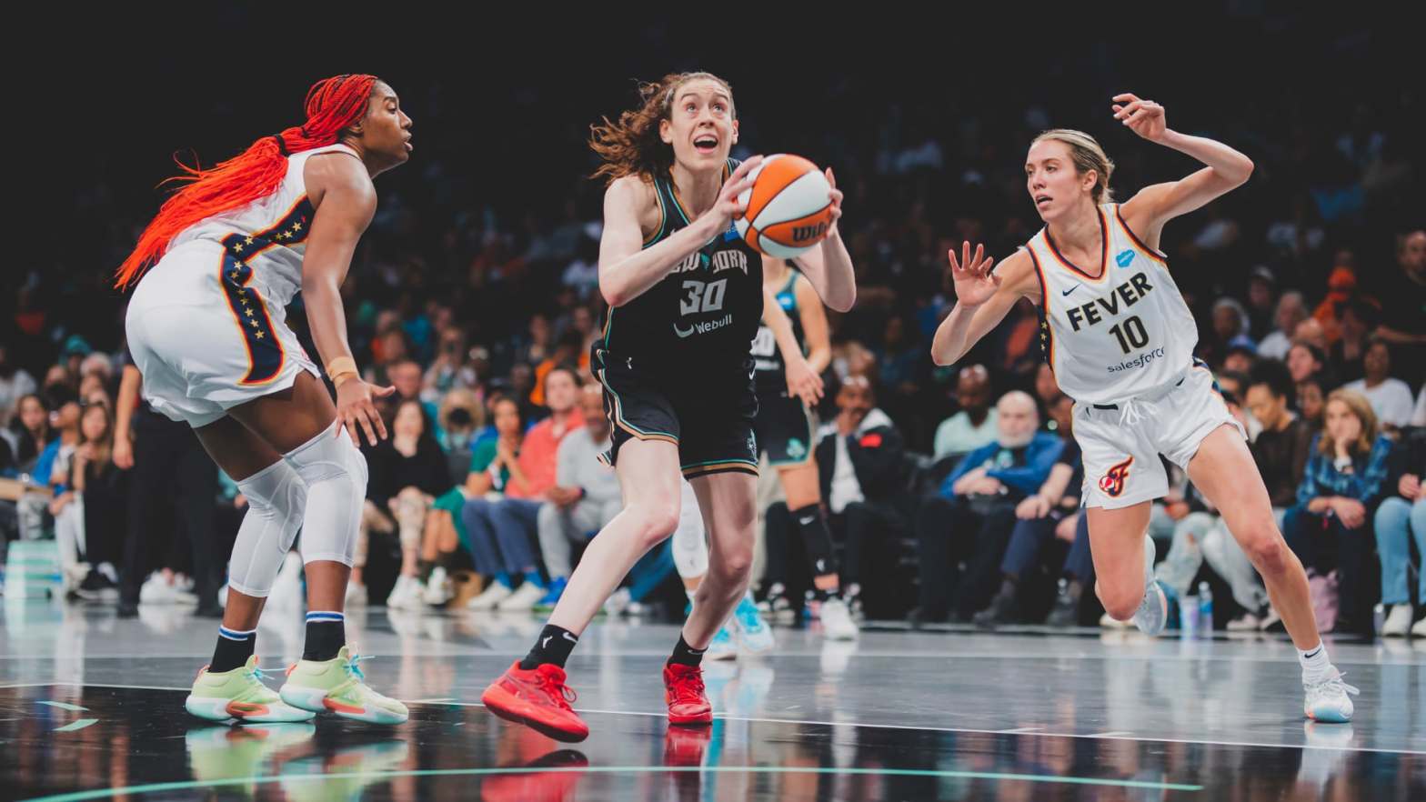 Breanna Stewart atacando el aro con New York Liberty