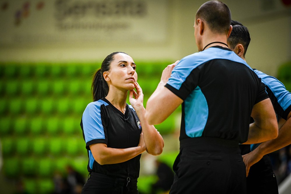 Tripleta arbitral de un partido del clasificatorio para el Eurobasket