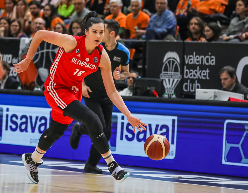 Megan Gustafson en un partido de Euroliga con Olympiacos