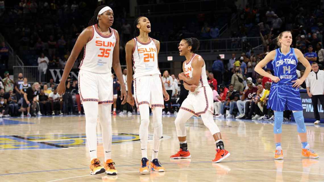 Jonquel Jones, DeWanna Bonner y Alyssa Thomas en un partido de la pasada temporada de la WNBA