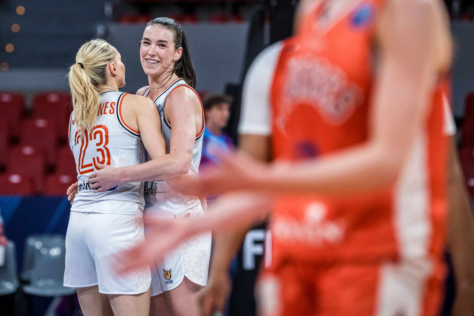 Euroliga Femenina: Marine Johannès y Bridget Carleton celebrando el pase a semifinales.