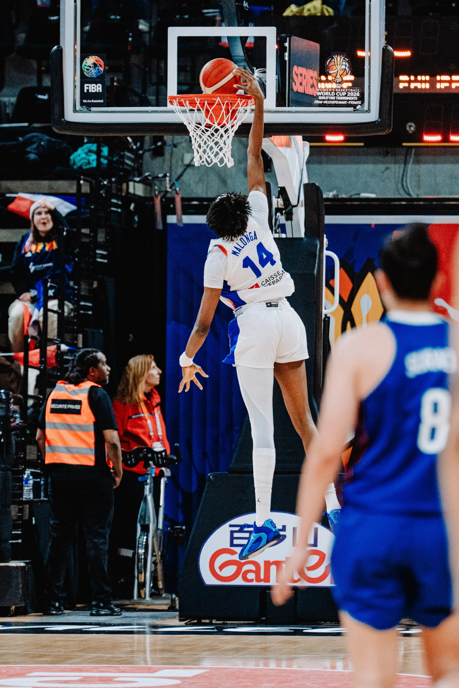 Clasificatorios Copa del Mundo Alemanina 2026: Dominique Malonga, jugadora de Francia, haciendo un mate
