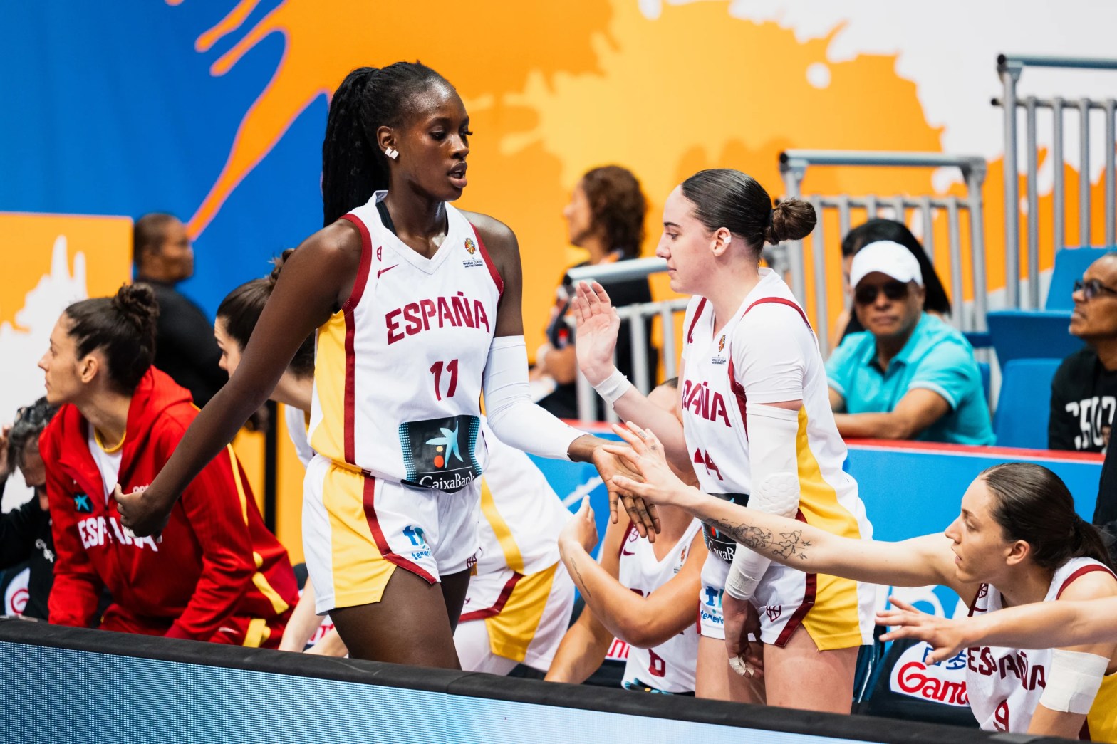 Awa Fam e Iyana Martín en un partido con España