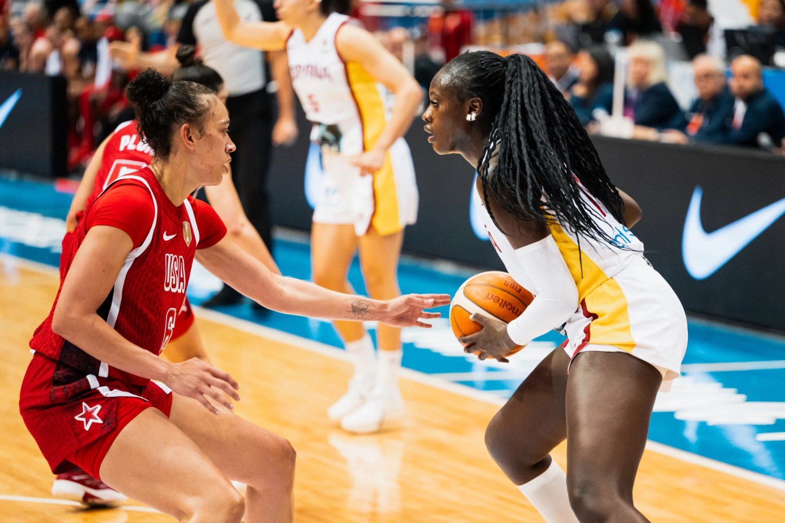 Awa Fam jugando con España frente a Estados Unidos