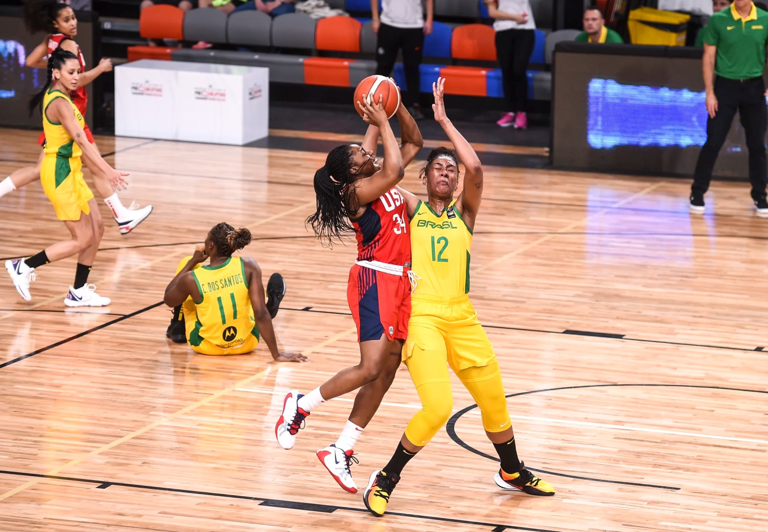 Arike Ogunbowale jugando con Estados Unidos