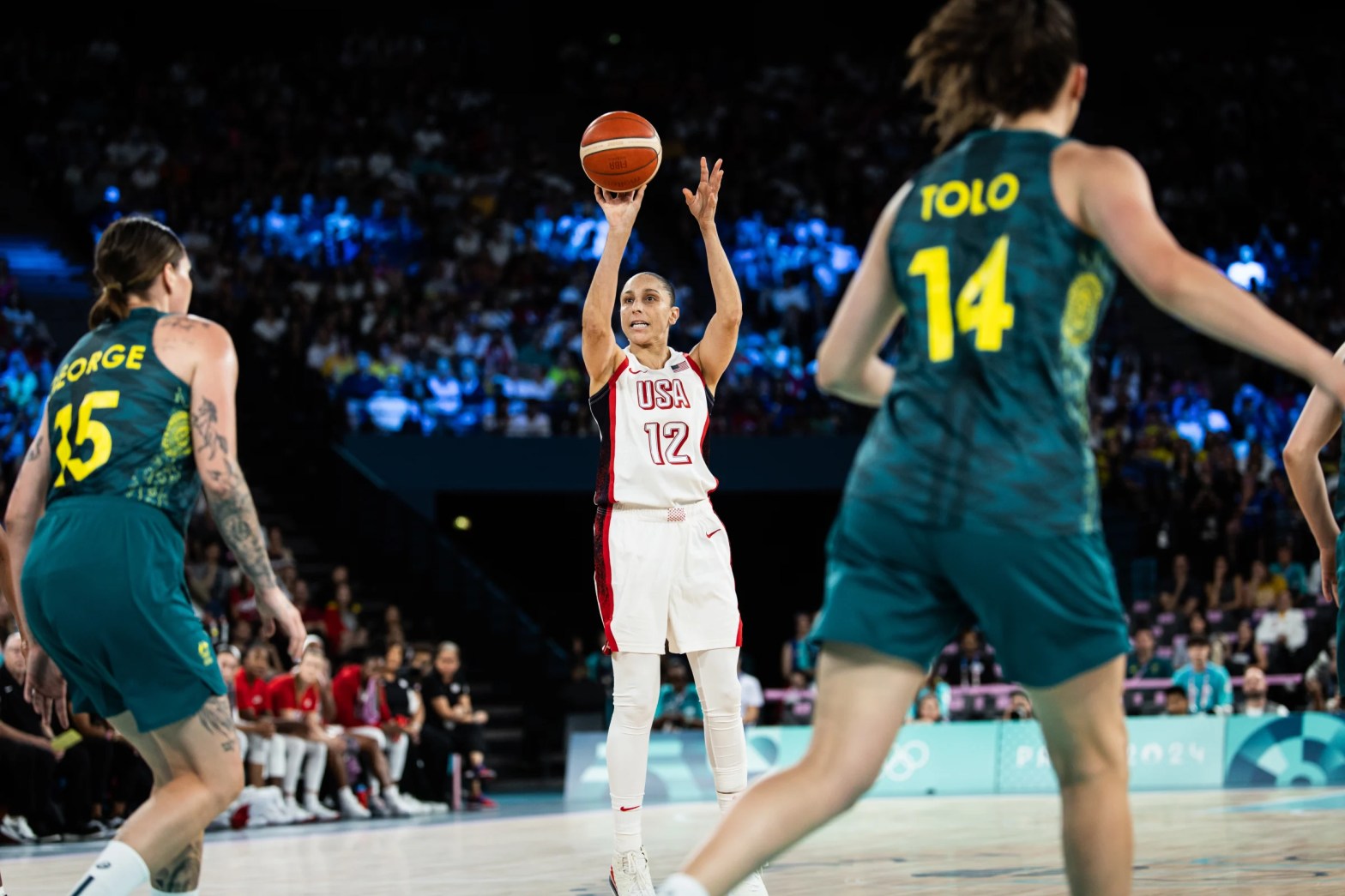 Diana Taurasi tirando ante Australia en los Juegos Olímpicos de París 2024